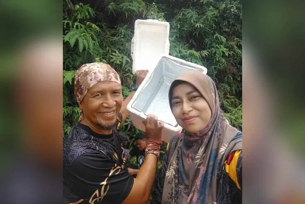 Zashahrina bersama suami menunjukkan kotak kosong selepas jualan mereka habis terjual.