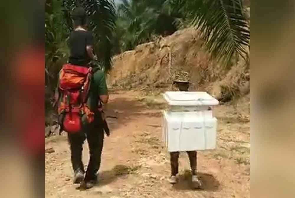 Anak serta suami Zashahrina dalam perjalanan menjual air di Bukit Penarikan.