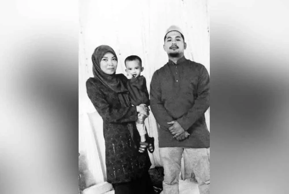 Tinggal kenangan, pasangan suami isteri terkorban nahas, Mohamad Faiz (kanan) dan Nik Iedayu yang memangku Nik Muhammad Faqih Irsyad.