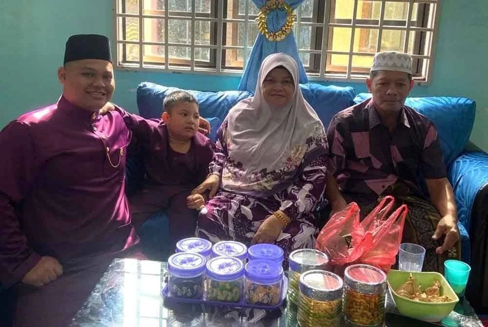 Muhammad Fariz Izwan (kiri) Muhammad Fariz Iskandar (dua dari kiri) Che Senah (dua dari kanan) dan suami bergambar semasa Aidilfitri lalu.