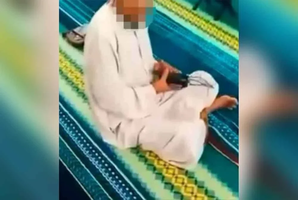Tangkap layar memaparkan seorang lelaki warga emas dihalau ketika beriktikaf di sebuah surau baru-baru ini.