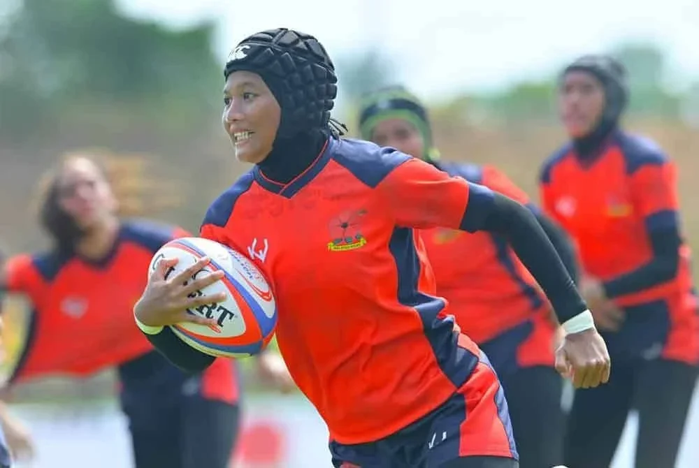 Aksi pemain Bunga Raya 7s semasa Kejohanan Ragbi Johor 7s di Stadium Ragbi Johor, Mount Austin pada Jumaat. Foto Kredit: Ahmad Shazali