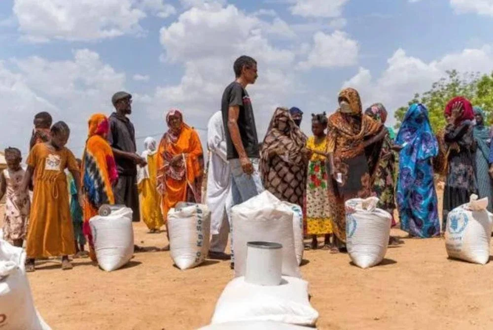 Agihan makanan oleh Program Makanan Sedunia (WFP) kepada pelarian dalam negara di kem ladang Wad Almajzoub, Wad Medani, Gezira, Sudan. Foto fail AP