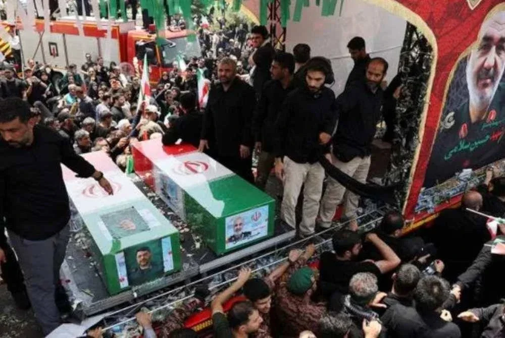 Orang ramai menghadiri perarakan pengebumian negara bagi komander tentera, saintis nuklear dan individu lain yang terkorban dalam serangan Israel, di Tehran, pada Sabtu. Foto Reuters
