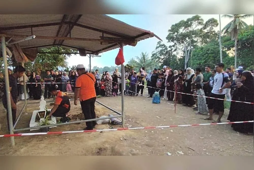Keluarga Allahyarham Nurly Sahirah memasang penghadang di pusara bagi mengelakkan perbuatan khurafat oleh pengunjung selepas tragedi kemalangan bas di Gerik.