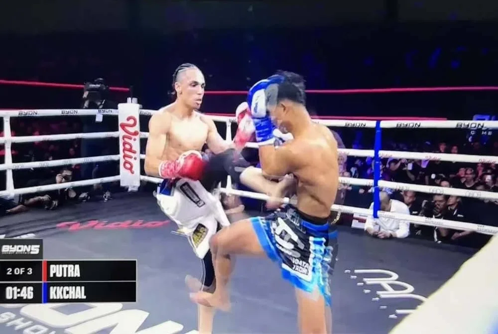 Putra (kiri) menampilkan aksi dominan ketika menetang KK Chal. Foto Agensi