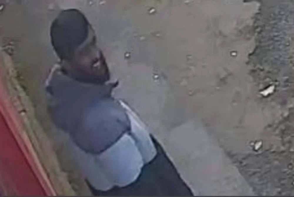 Paparan rakaman CCTV yang menunjukkan wajah Masum tersenyum selepas kejadian. Foto West Yorkshire.