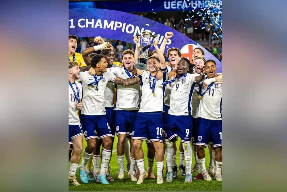 Pemain England meraikan kejayaan di Euro B-21. Foto Agensi