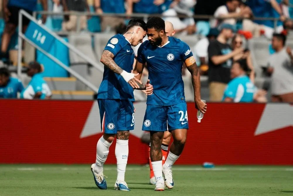 Sepakan percuma cantik James (kanan) pada minit ke-64 hasilkan gol awal Chelsea. Foto Agensi