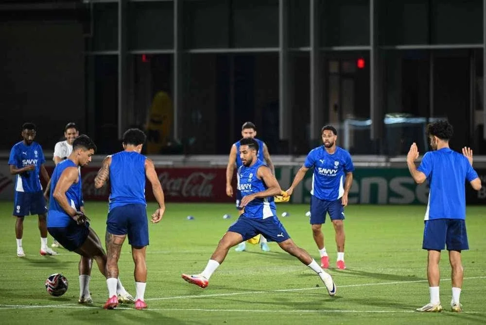 IMBAS KEMBALI… Salem Al-Dawsari (tengah) semasa sesi latihan di Pusat Latihan Nashville SC, Nashville pada 25 Jun lalu. Foto AFP
