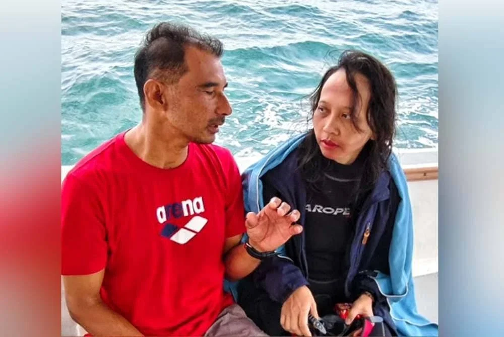 Eliza bersama seorang instruktor selepas ditemukan selamat. Foto IPD Rompin