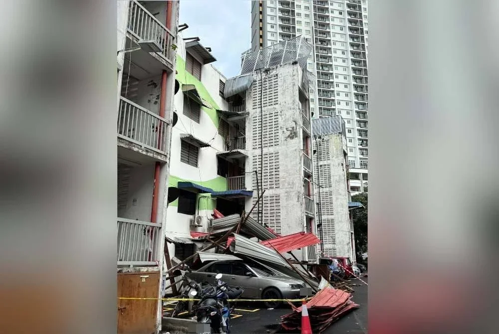 Sebanyak lapan buah kereta dan empat motosikal mengalami kerosakan ditimpa bumbung dan kayu yang terjatuh akibat ribut pada awal pagi Ahad.