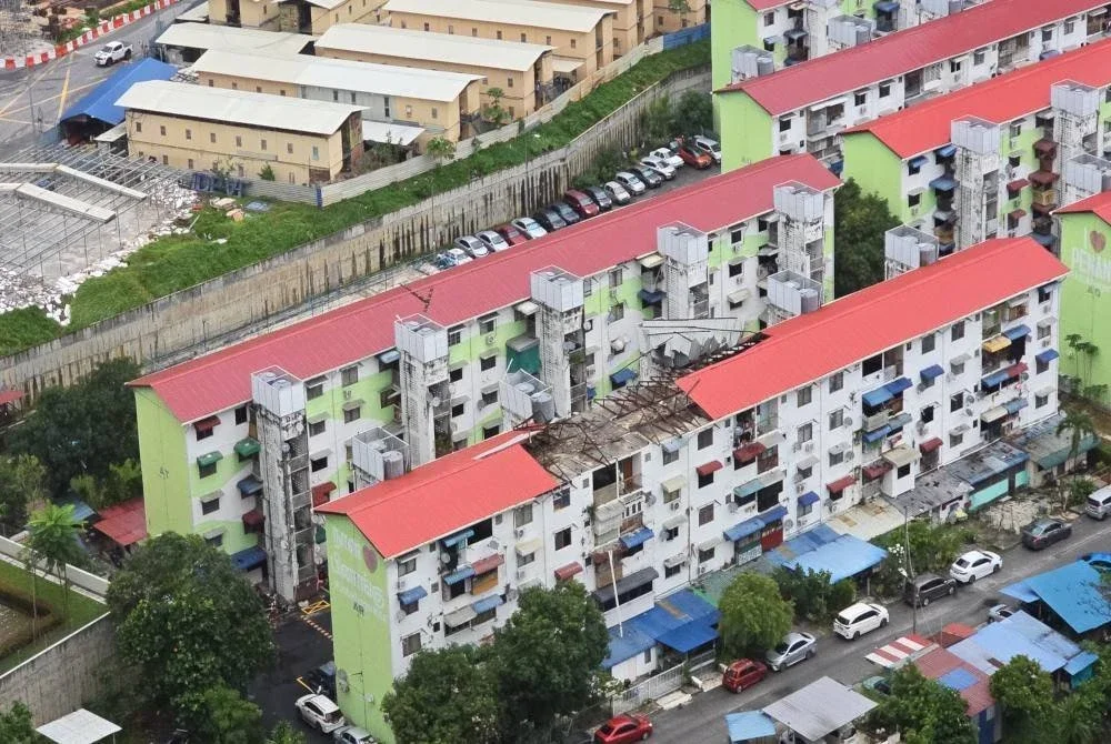 Keadaan bumbung di Flat Taman Tun Sardon yang dibawa angin.