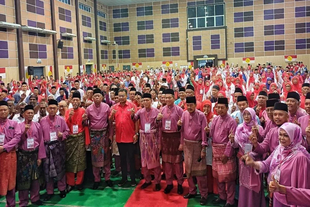 Wan Rosdy bersama kepimpinan dan perwakilan UMNO Bahagian Paya Besar.