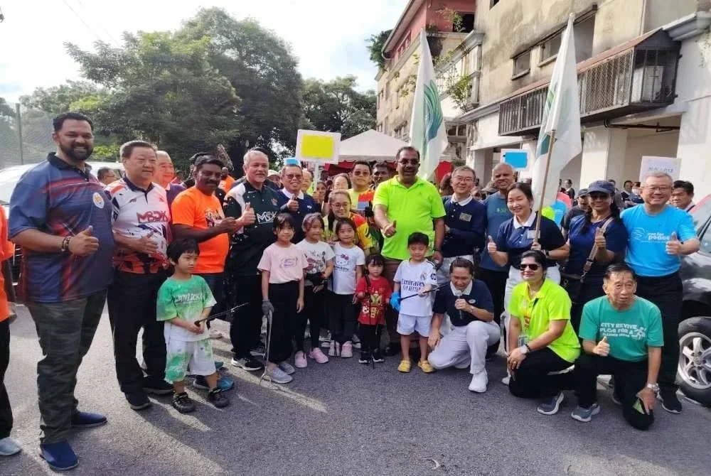 Gunaraj (enam dari kiri) bersama Abd Hamid (empat dari kanan) serta peserta Program Clean & Green Season 6 di Jalan Dato Dagang 23, Bandar Sentosa pada Ahad.