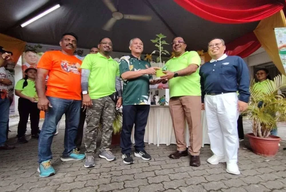 Abd Hamid (tiga dari kiri) dan Gunaraj (dua dari kanan) ditemui pada Majlis Perasmian Program Clean & Green Season 6 di Jalan Dato Dagang 23, Bandar Sentosa di Klang pada Ahad.