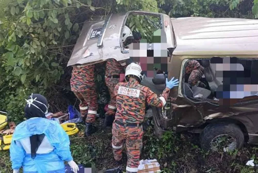 Van membawa rombongan dari Semporna ke Kota Kinabalu terbabas di Jalan Bukit Ular, Kunak-Lahad Datu pada pagi Ahad.