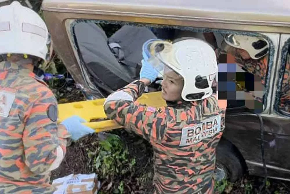 Operasi mengeluarkan mangsa yang tersepit dilakukan pasukan bomba dari BBP Kunak.