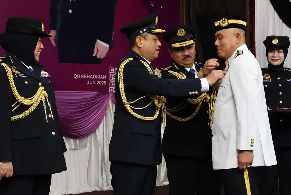 Aedy Fadly (dua dari kiri) memakaikan Pingat Perkhidmatan Bakti Setia JPJ kepada pegawai terpilih sempena Perhimpunan Setia Khas JPJ Malaysia pada Ahad.