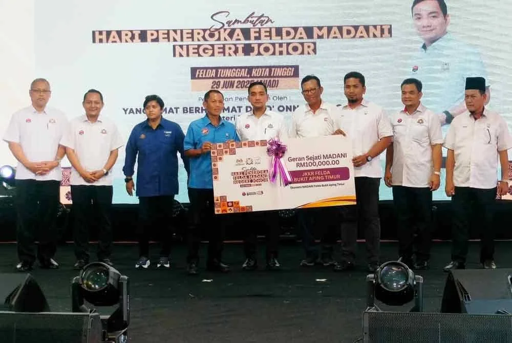 Ahmad Shabery (empat dari kanan) menyerahkan Geran Sejati Madani pada Hari Peneroka Felda Madani Negeri Johor di Felda Tunggal Kota Tinggi.