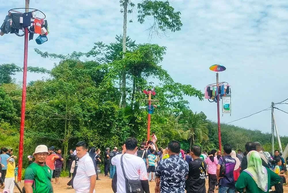 Acara tradisi panjat batang pinang licin dianjurkan di Kampung Batu Kapor, Temerloh sempena Pesta Sukan Rakyat 2025.
