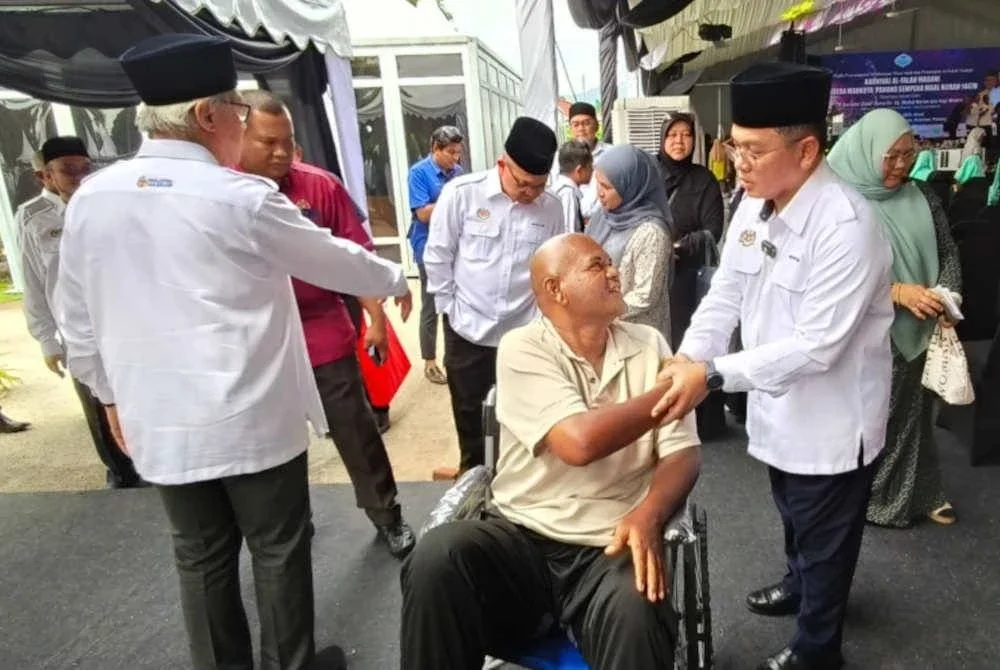 Mohd Na'im menyantuni masyarakat selepas Majlis Penyampaian Sumbangan Musa’adah Al-Falah Madani di Masjid Jamek Beserah pada Ahad.