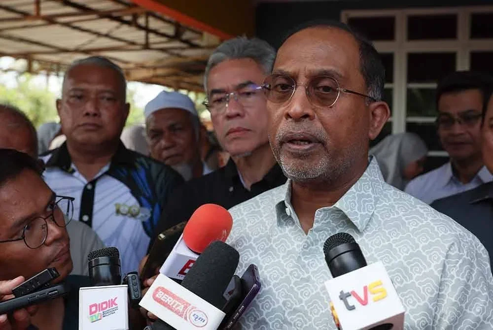 Zambry pada sidang meida semasam melawat keluarga Allahyarham Nurly Sahirah Azman, salah seorang daripada mangsa kemalangan ngeri di Jalan Raya Timur-Barat (JRTB) di Gerik pada 9 Jun lepas di Kampung Gong Pasir, Kerandang pada Ahad. Foto Bernama