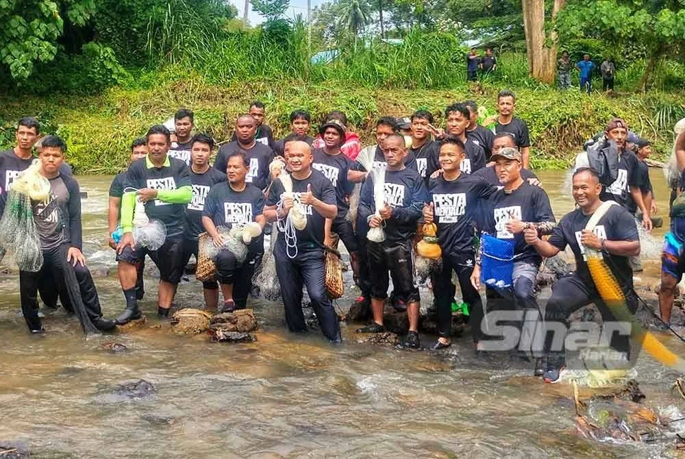 Wajah ceria peserta termasuk Fadzli (tengah) selepas berjaya mengharungi arus deras sejauh tiga kilometer sempena Pesta Menjala Sungai Dong pada Ahad.