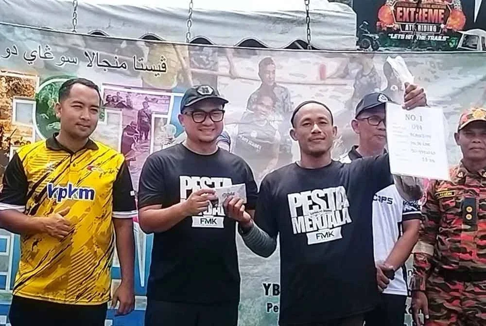 Fadzli (dua dari kiri) menyerahkan hadiah kepada juara pertandingan, Almazeni (tiga dari kiri).