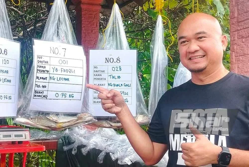 Fadzli menunjukkan hasil tangkapan dalam pertandingan tersebut. Foto Sinar Harian