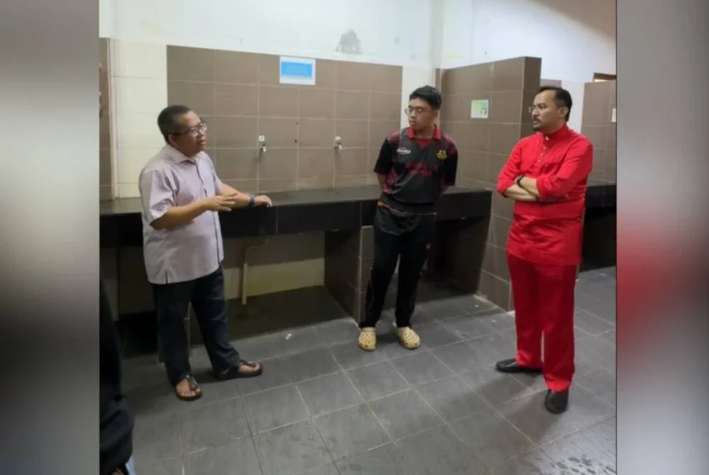 Asyraf Wajdi ketika melakukan lawatan mengejut ke MRSM Besut, Terengganu pada Ahad.