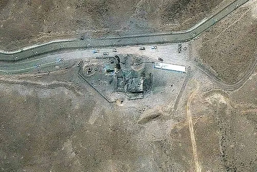 Beberapa kenderaan dilihat berada di pintu masuk terowong kompleks Fordow. - Foto Agensi