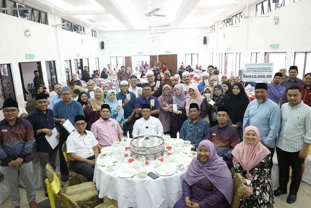 Amirudin bersama bakal haji ketika majlis Penyerahan Sumbangan Insentif Haji Muassasah Parlimen Gombak di Masjid Al-Ridhuan, Hulu Kelang, Gombak pada 20 Mei 2025. Foto REMY ARIFIN/MEDIA SELANGOR