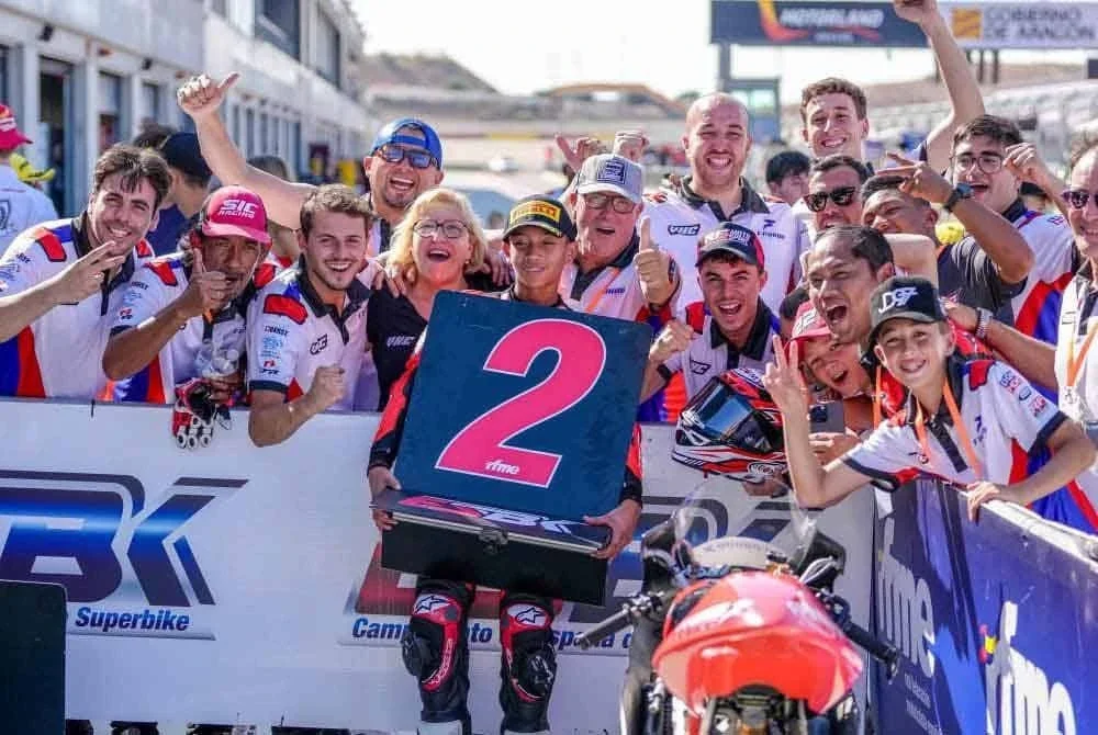 Qabil Irfan (depan) meraih tempat kedua perlumbaan pertama ESBK di Aragon malam tadi. Foto FB ZK Racing.