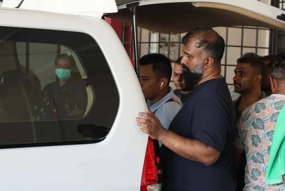 Anggota keluarga mangsa bot terbalik di Pulau Perhentian menuntut mayat untuk dibawa pulang ke kampung halaman sebelum disemadikan semasa tinjauan di Jabatan Perubatan Forensik, Hospital Sultanah Nur Zahirah (HSNZ) pada Ahad. Foto Bernama.