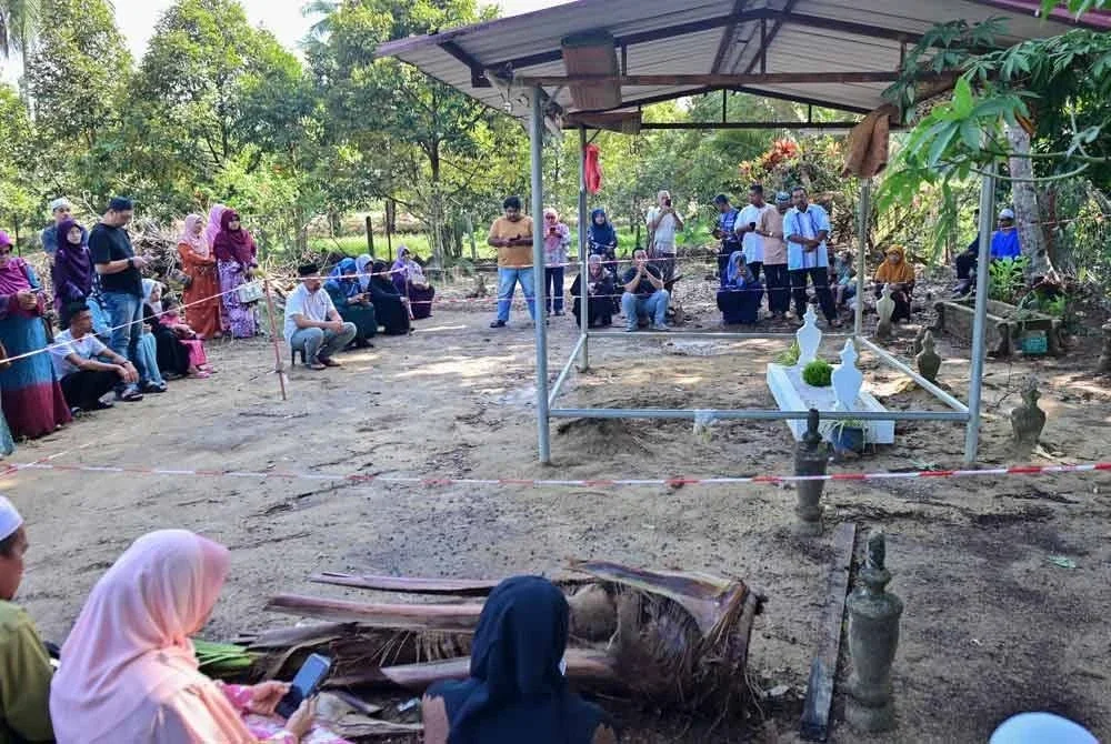 Orang ramai terus menziarahi pusara Allahyarham Nurly Sahirah di Tanah Perkuburan Islam Kampung Gong Pasir, Kerandang.