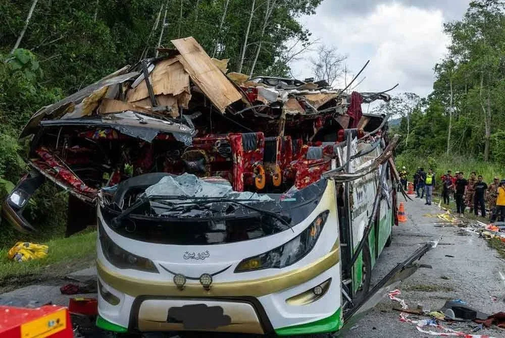 Keadaan bas yang terbabit dalam kemalangan ngeri yang meragut 15 nyawa penuntut UPSI di KM53 JRTB dekat Gerik. Foto Bernama