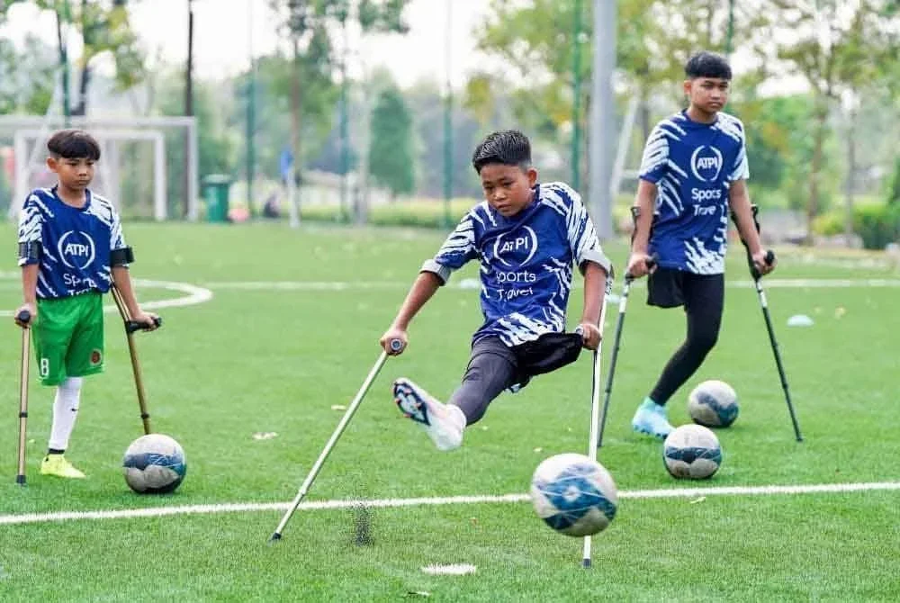 Aqil (tengah) ketika beraksi dalam saingan Amputee Football di Subang. Foto FB Hannah Yeoh.