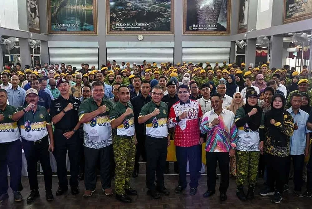 Menteri Dalam Negeri, Datuk Seri Saifuddin Nasution Ismail (tengah) bergambar kenangan bersama pegawai-pegawai dan anggota Jabatan Sukarelawan Malaysia (RELA) pada Majlis Peluncuran Kampung dan Sekolah Angkat MADANI Jabatan Sukarelawan Malaysia (RELA) 2025 di Dewan Besar Majlis Daerah Hulu Terengganu hari ini. Foto Bernama