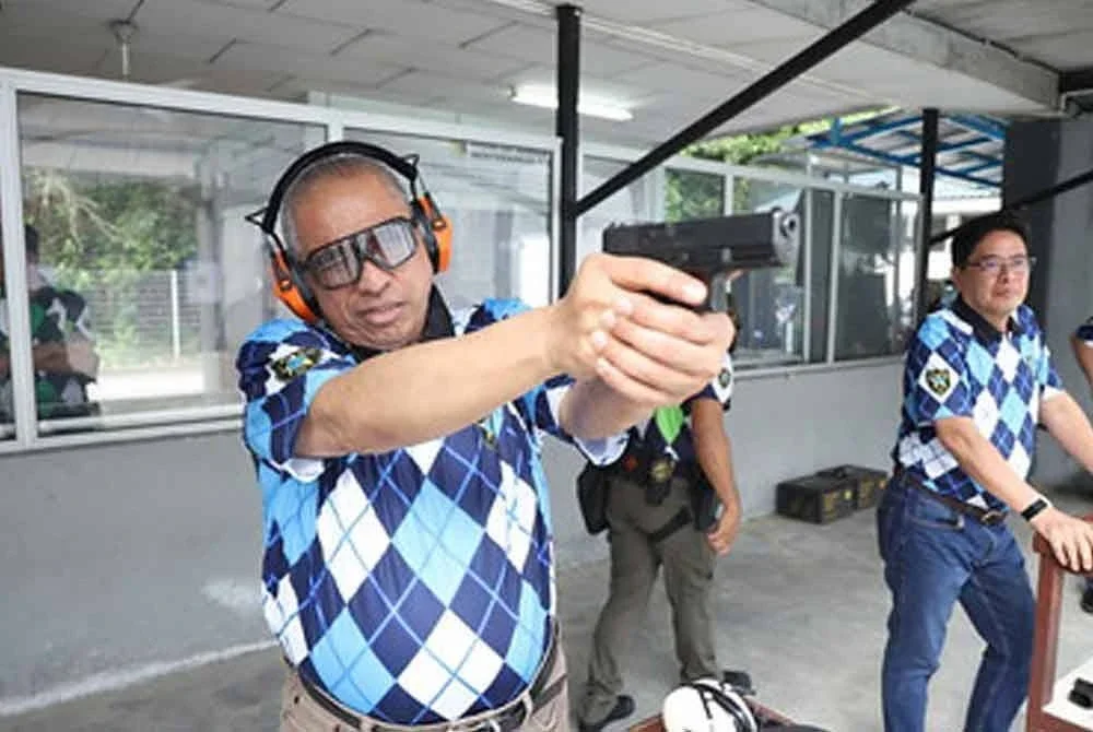 Shamsul Azri ketika menghadiri Program Menembak Ketua Pesuruhjaya SPRM di Lapang Sasar Maktab Penjara Malaysia pada Ahad.