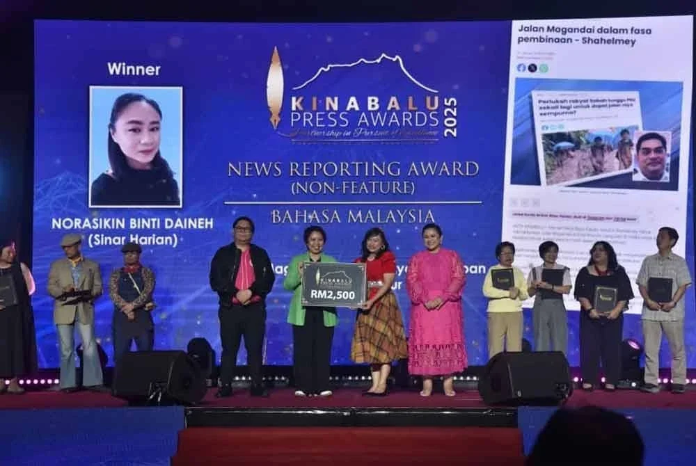 Dionysia (dua dari kiri) menyampaikan hadiah kepada Norasikin (dua dari kanan) yang berjaya merangkul hadiah utama bagi kategori Anugerah Laporan Berita (bukan rencana) Bahasa Melayu sempena Anugerah Kewartawanan Kinabalu (KPA) 2025 di Kota Kinabalu.