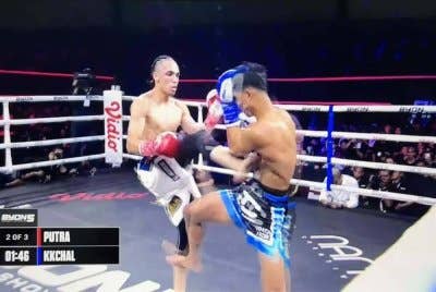 Putra (kiri) menampilkan aksi dominan ketika menetang KK Chal. Foto Agensi