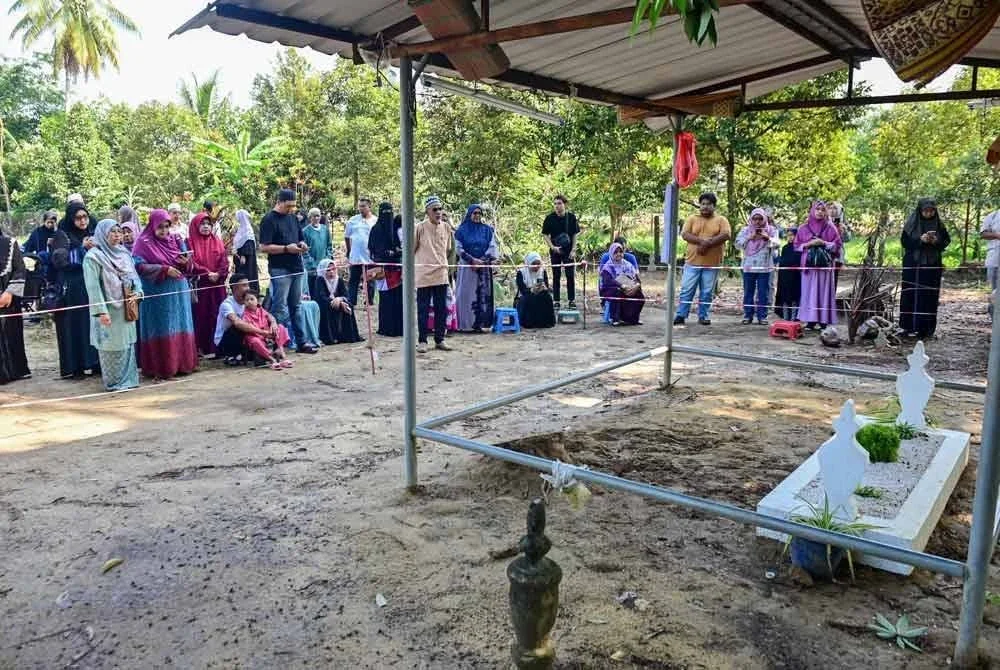 Keluarga Allahyarham Nurly Sahirah terpaksa ambil langkah pasang tali pengadang di pusara arwah bagi mengelak berlaku sebarang kejadian tidak diingini.