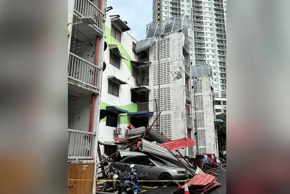 Sebanyak lapan buah kereta dan empat buah motosikal mengalami kerosakan akibat ditimba bumbung dan kayu yang terjatuh akibat ribut di Flat Taman Tun Sardon, Gelugor, George Town pada awal pagi Ahad.