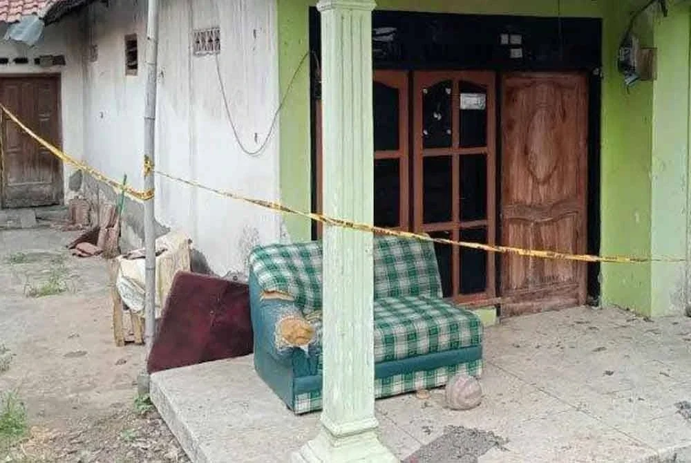 Jiran tetangga turut hidu bau busuk pada mulanya disangka bangkai tikus. - Foto Agensi