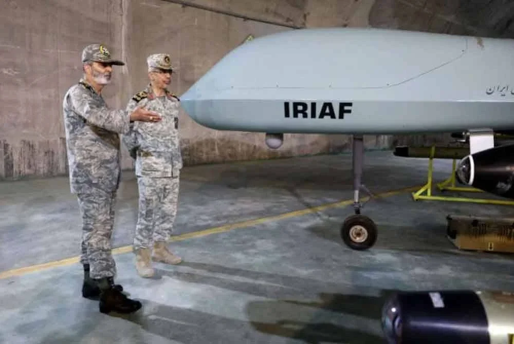 Panglima Tentera Iran, Mejar Jeneral Abdolrahim Mousavi (kiri) bersama Bagheri melawat tapak bawah tanah yang menempatkan dron di sebuah lokasi rahsia di Iran pada 28 Mei 2022.