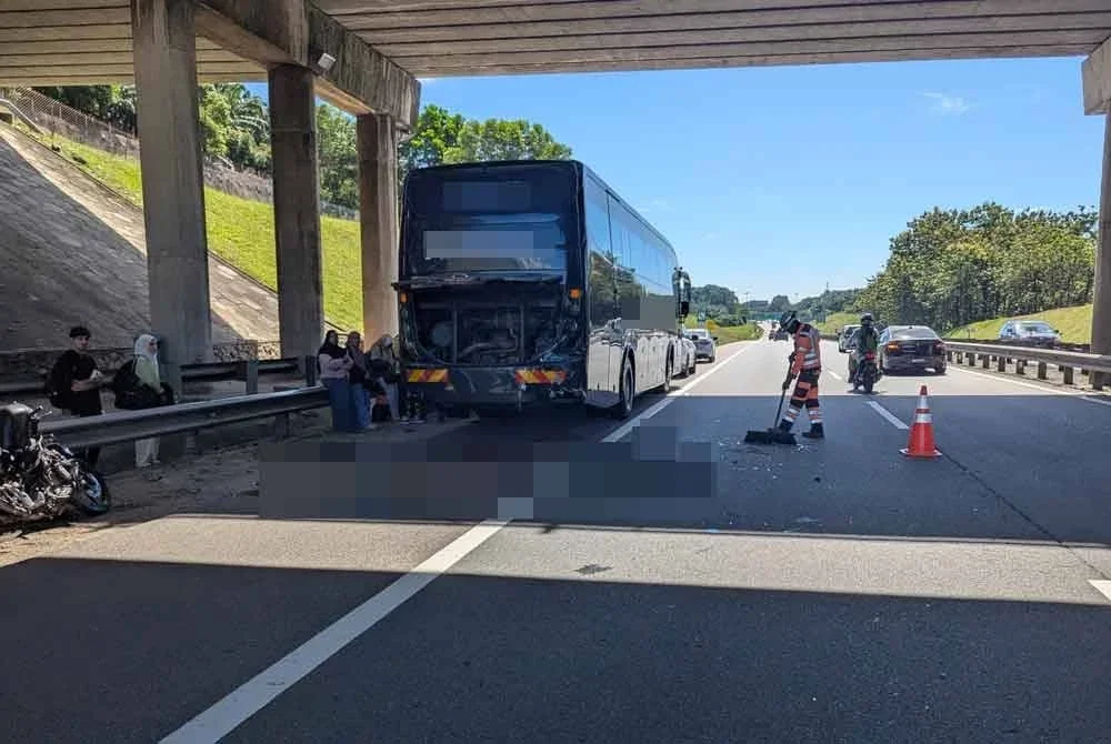 Seorang lelaki maut apabila motosikal yang ditunggangnya melanggar sebuah bas yang berhenti di lorong kecemasan di Kilometer 18.3 Lebuhraya Utara-Selatan arah utara pada Ahad. - Foto IPD Kulai