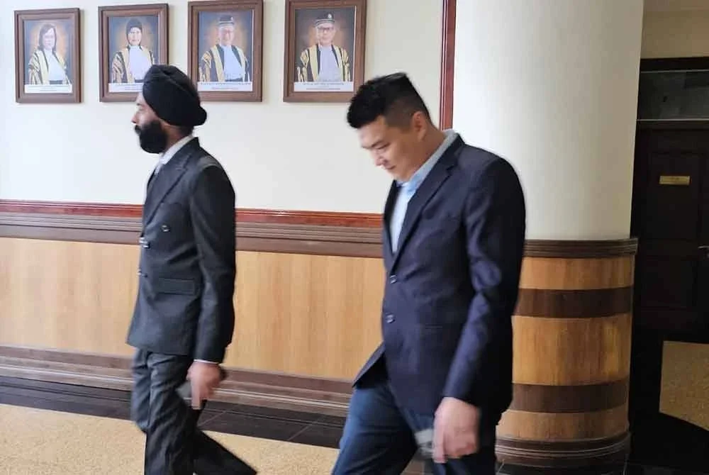 Ahli perniagaan bergelar 'Datuk' tiba di pekarangan Kompleks Mahkamah Kota Kinabalu bagi menghadiri pertuduhan dakwaan rasuah melibatkan lesen perlombongan di Sabah