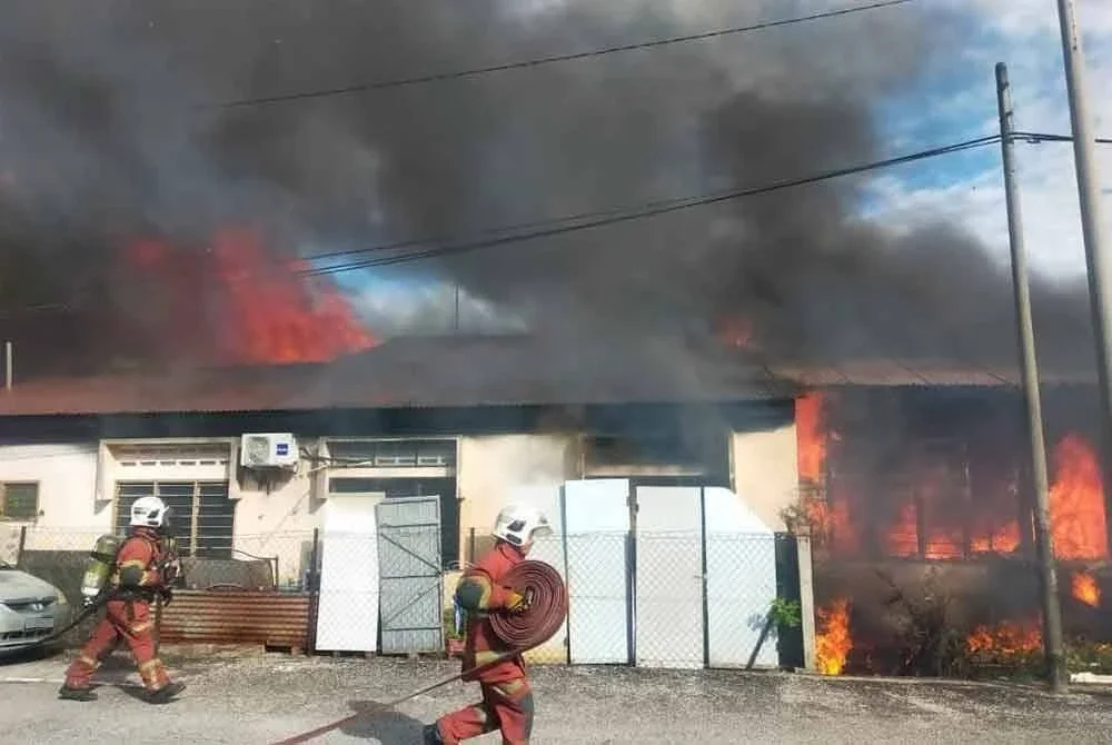 Anggota bomba giat memadam kebakaran dalam kejadian di Taman Bakariah pada petang Ahad.