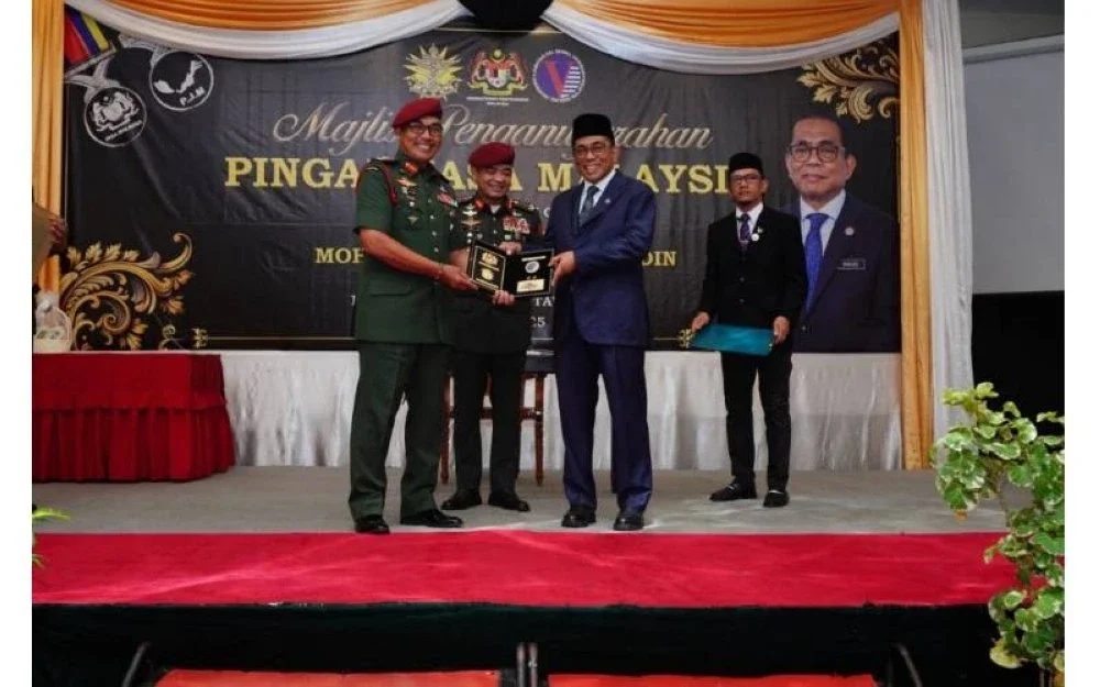 Mohamed Khaled (kanan) menerima cenderahati daripada Ketua Pengarah Jabatan Hal Ehwal Veteran (JHEV) ATM, Mejar
Jeneral Datuk Semaon Marjuki pada Majlis Penganugerahan Pingat Jasa Malaysia (PJM) yang diadakan di Tawau, Sabah pada Ahad.